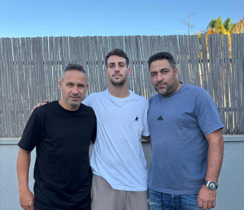 שחם לצד הצוות המקצועי