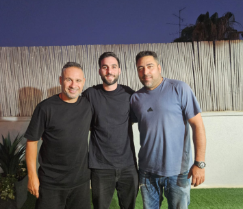 ארצי לצד הצוות המקצועי