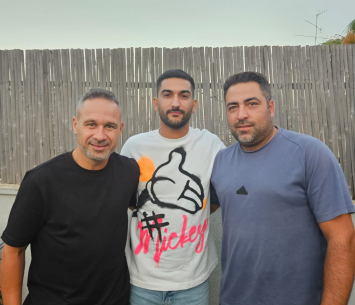 אלבז במעמד החתימה