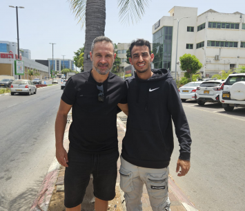 יקותיאל לצדו של המנהל המקצועי