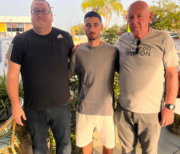 פינטו במעמד החתימה