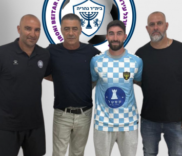 ריינשטיין במעמד החתימה