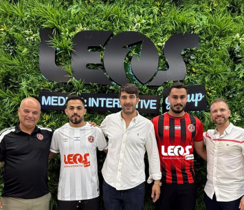 השחקנים במעמד החתימה