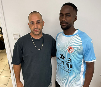 סהר שאטו במעמד החתימה