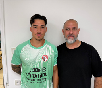 השוער במעמד החתימה