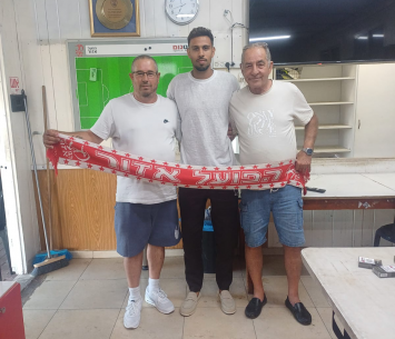 אטיה במעמד החתימה