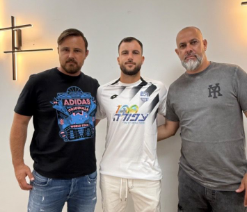 מזרחי במעמד החתימה