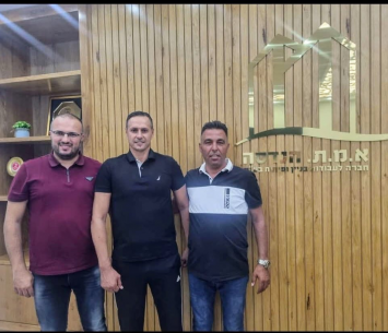 אגברייה במעמד החתימה