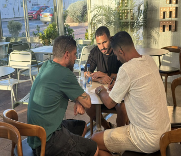 וטורי במעמד החתימה