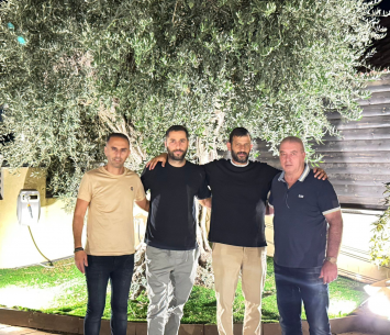 המאמן במעמד החתימה