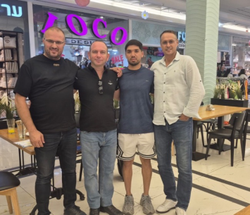 גדיר במעמד החתימה