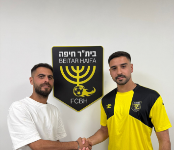 רז לוי במעמד החתימה