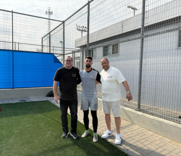 השוער במעמד החתימה