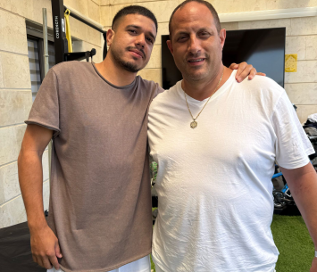 בוסקילה במעמד החתימה