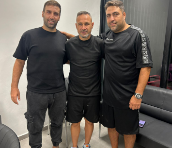 חקאק במעמד החתימה