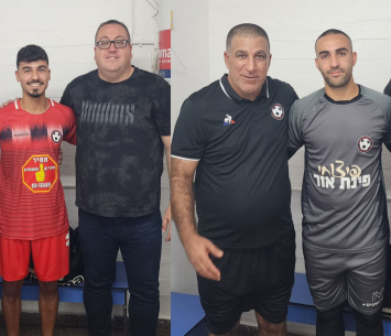 שני השחקנים במעמד החתימה