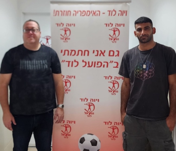 כליפה במעמד החתימה