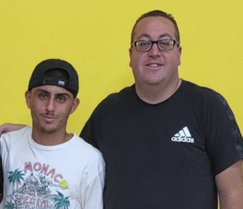 מצא בית חדש. אסרף לצד סוכנו גיא וייס