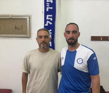 פזטל במעמד החתימה