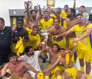 חגיגות בחדר ההלבשה. שחקני חולון