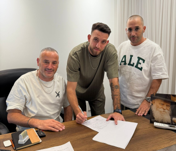 מסאלחה במעמד החתימה