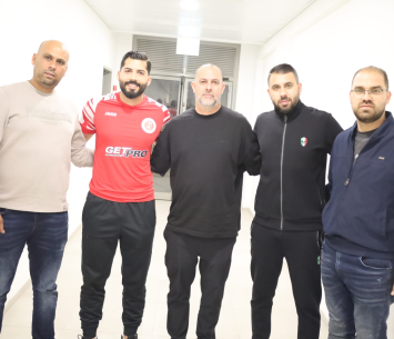 שאקר במעמד החתימה