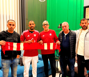 עמאש במעמד החתימה