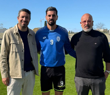 אזולאי במעמד החתימה