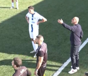 אביטן מסמן לשחקניו לרדת מהמגרש