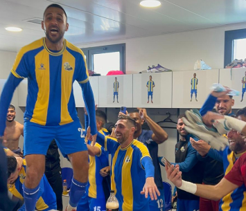 שחקני קריית גת חוגגים בסיום המשחק