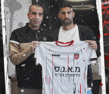 כהן במעמד החתימה (פייסבוק כפר קאסם)