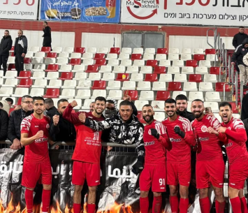 שחקני עראבה בסיום המשחק מול נווה שאנן (אולטראס עראבה)