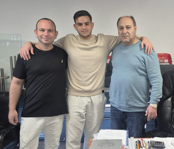 בן לולו במעמד החתימה