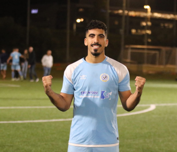 עם הפנים ליעד הבא. בוזורגי (דאפר מחאמיד)