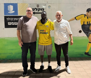סלליך במעמד החתימה