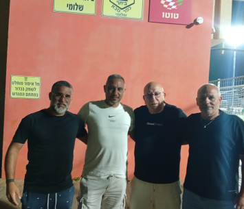 סדיס במעמד החתימה (באדיבות הקבוצה)