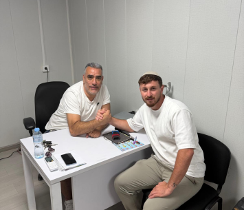 השוער במעמד החתימה