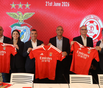 נציגי בנפיקה יחד עם ראש עיריית חדרה