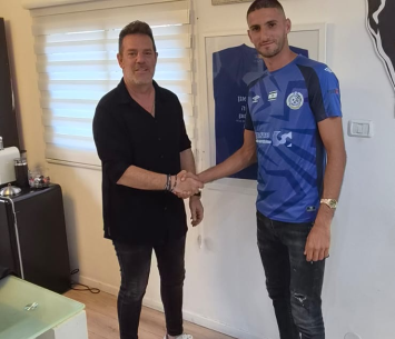 טאהא במעמד החתימה