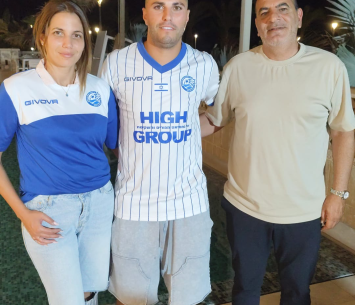 גיל יצחק במעמד החתימה