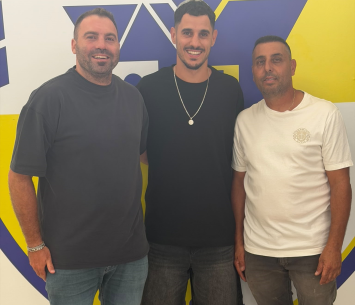 ממן במעמד החתימה בקבוצתו החדשה