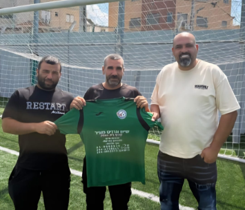 סעב במעמד החתימה (באדיבות הקבוצה)