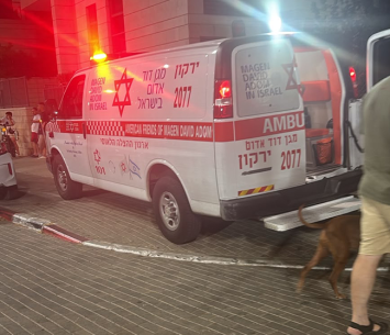 האמבולנס בסמוך למגרש