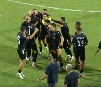 שחקני טמרה חוגגים בסיום