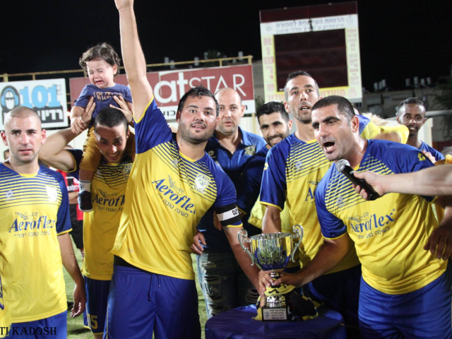 שחקני עירוני אשדוד זכו בגביע המחוזי בליגה ג' (מוטי קדוש)