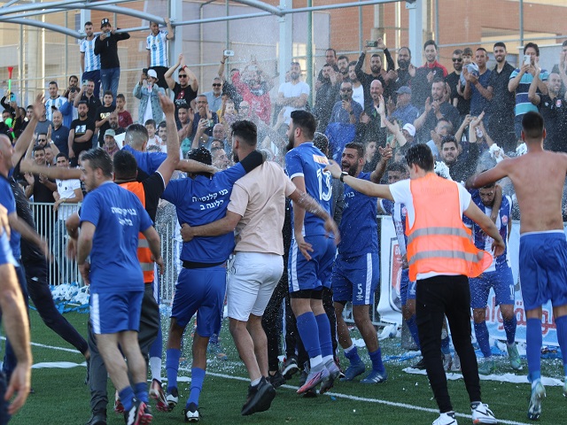 שחקני קלנסוואה והאוהדים חוגגים עלייה (דאפר מאחמיד)