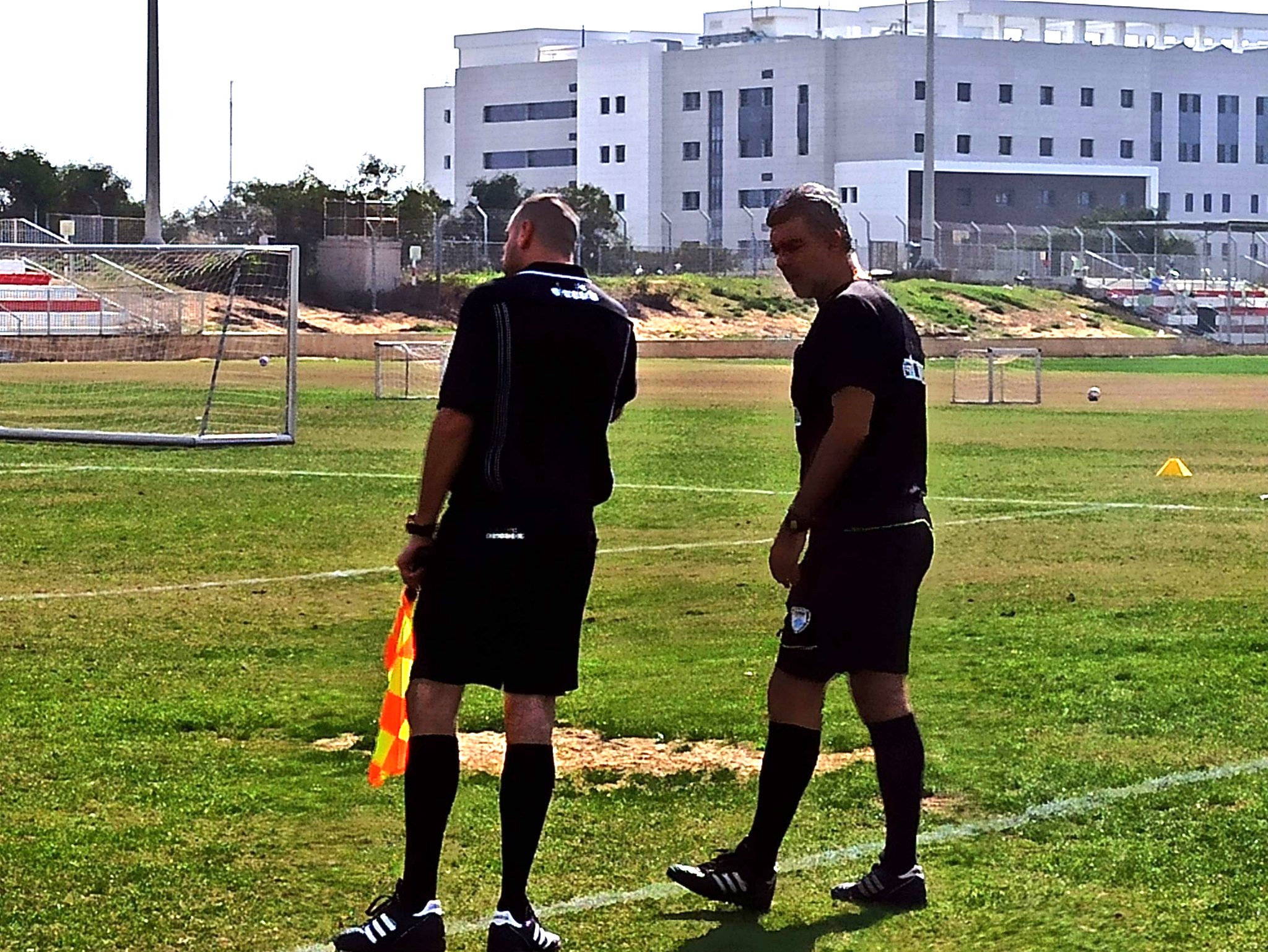 גם מסביר תוך כדי המשחק. מיטרני (מימין) ולאמעי (אלון יהודיוף)