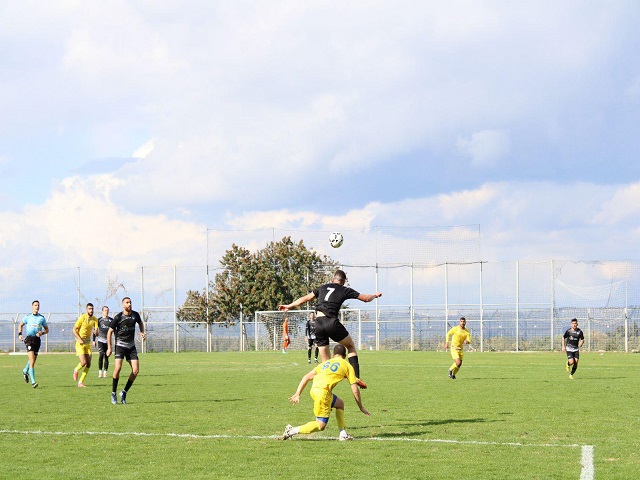 יצטרכו לתת הרבה הקרבה. שחקני טמרה במשחק מול נשר (מחמוד עיאשי)