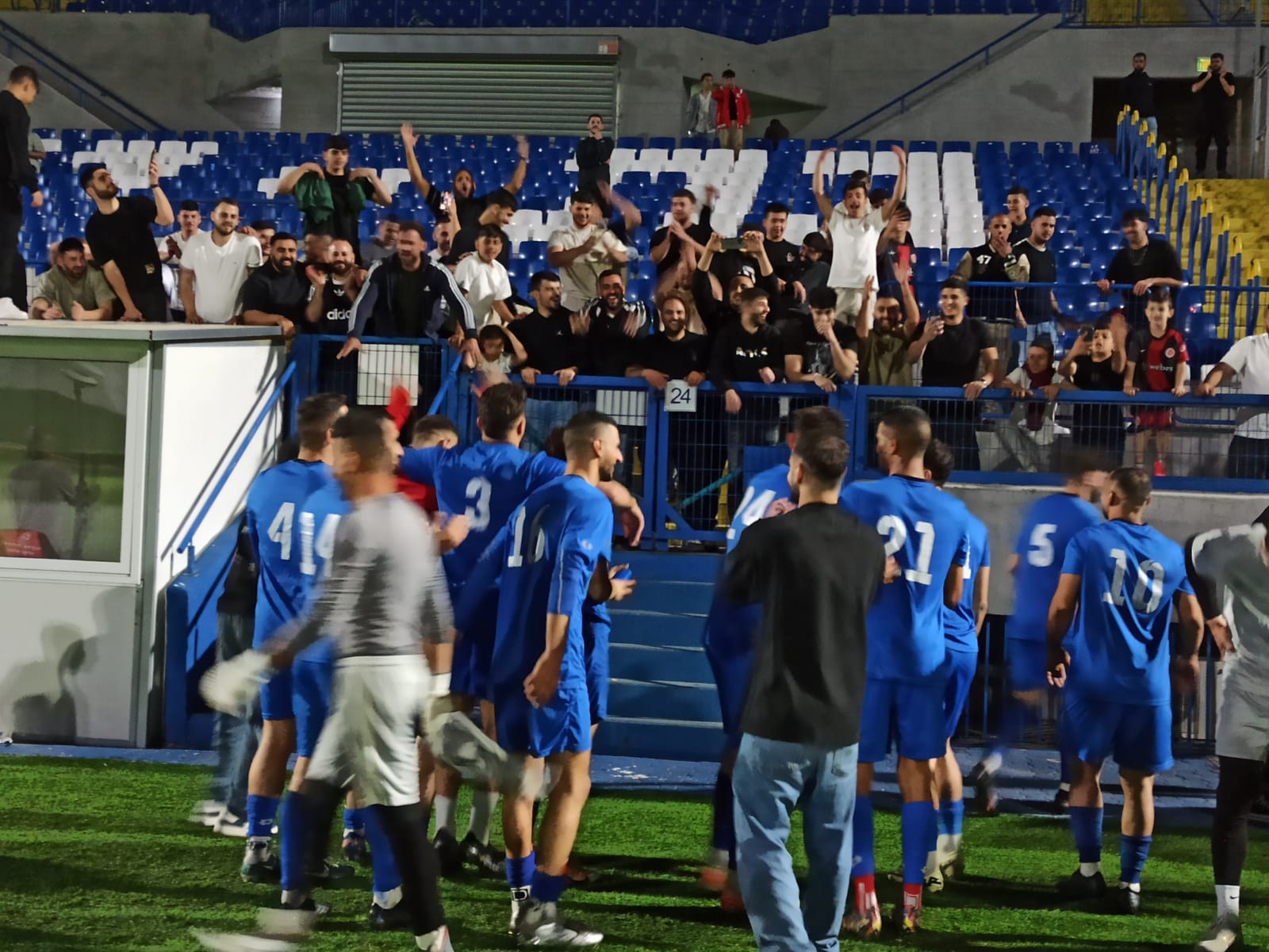 שחקני אבו גוש חוגגים עם האוהדים בסיום (אלון יהודיוף)