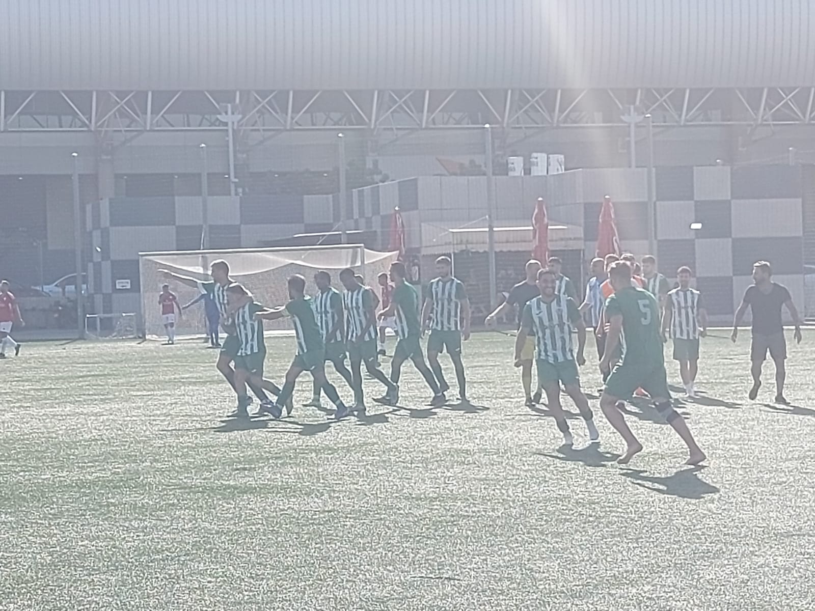 הפתעה גדולה. שחקני עמישב חוגגים (אלי שמואלי)